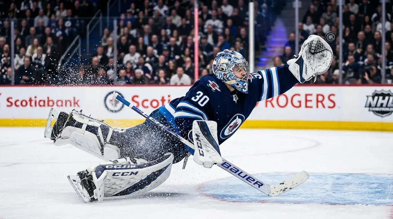 NHL-maalivahti torjumassa laukausta jäällä
